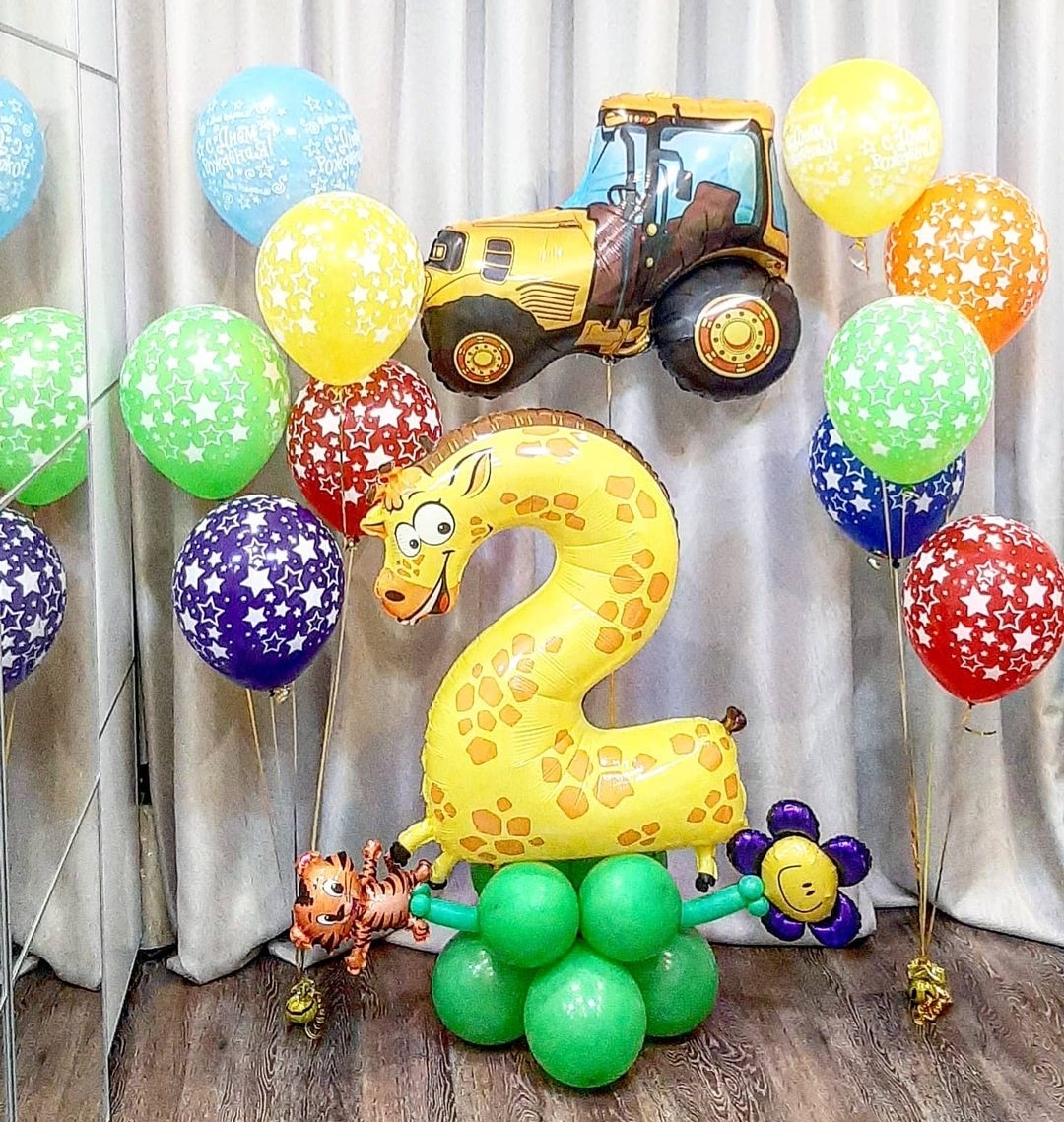 интерьерный набор шаров с трактором и цифрой на стойке