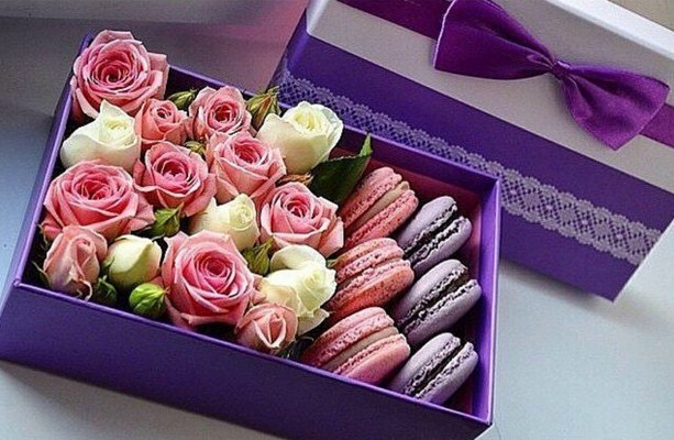 подарочная коробочка с цветами и макаруни в розово-фиолетовых оттенках