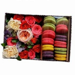Яркая подарочная коробка с цветами и печеньем "макарон"
