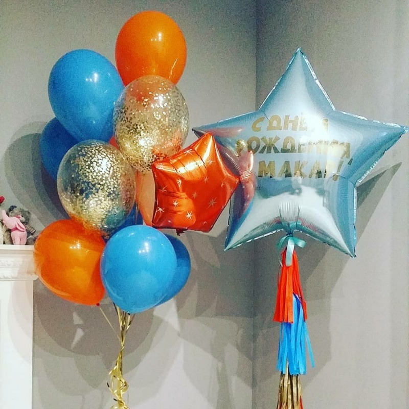 сине-оранжевая композиция из шаров для мальчика
