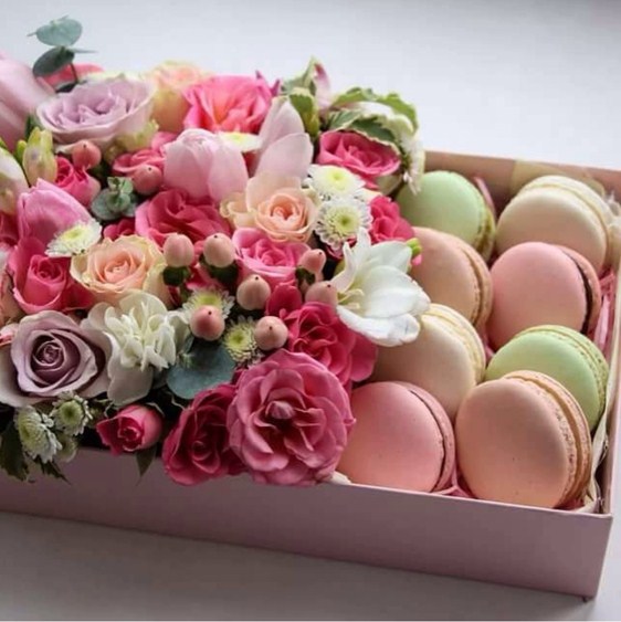коробочка с цветами и французским печеньем макаруни в нежном розовом цвете