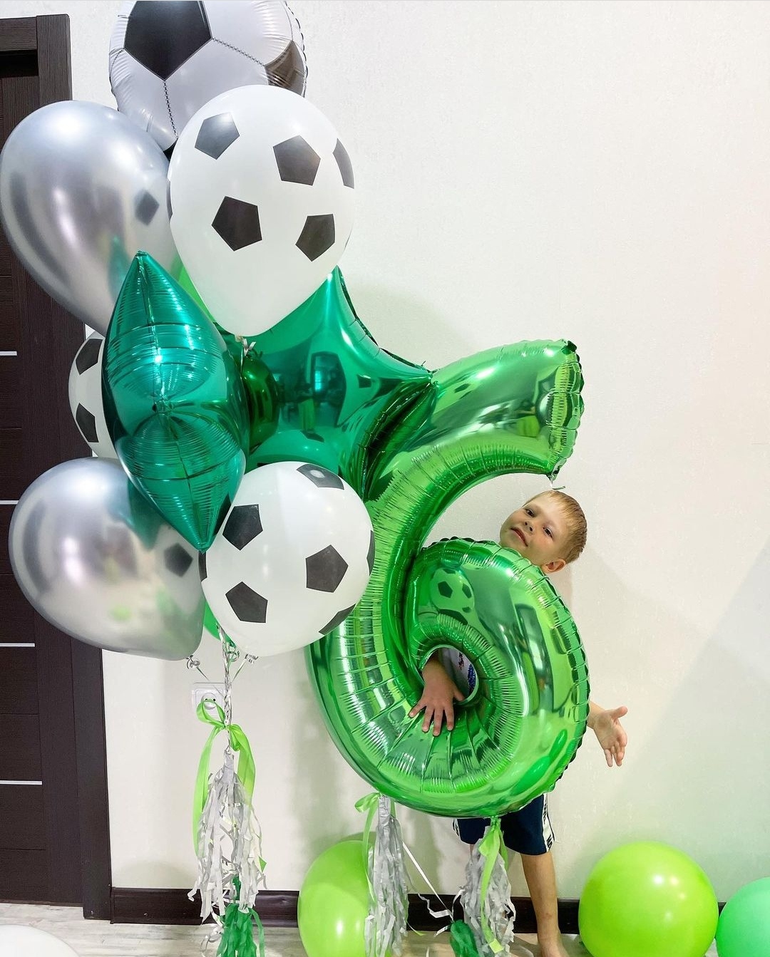 зеленые шары на 6 лет для мальчика в футбольном стиле
