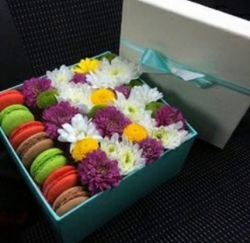 Яркая подарочная коробочка тиффани с макаруни и цветами