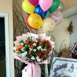 Роскошный набор с шарами и букетом цветов