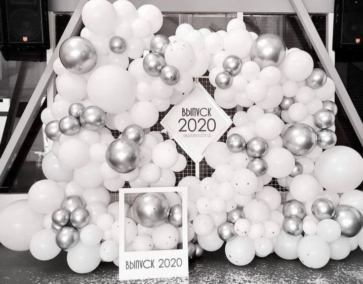 фотозона на выпускной с белыми и серебристыми шарами