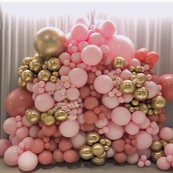 Фотозона из золотых и розовых шаров для девочки