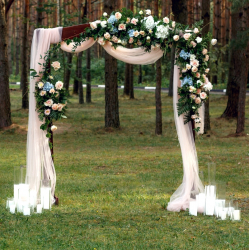 Деревяная арка с тканью и цветами