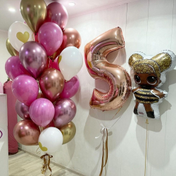 Фонтан из розовых и золотых шаров на 5 лет с куклой Лол