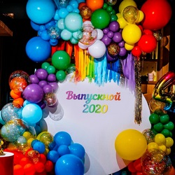 Круглая фотозона с разноцветными шарами на выпускной