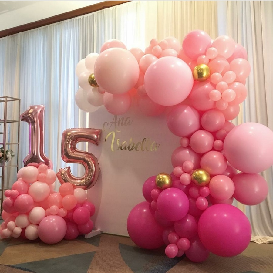 розовая фотозона из шаров с баннером и цифрами