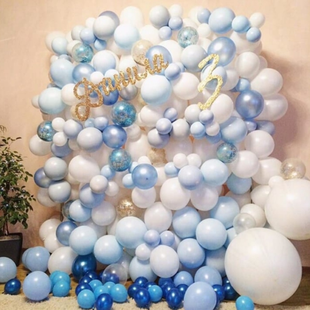фотозона: стена из бело-голубых шаров