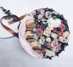 Круглая подарочная коробка с цветами и печеньем в нежных кремовых оттенках