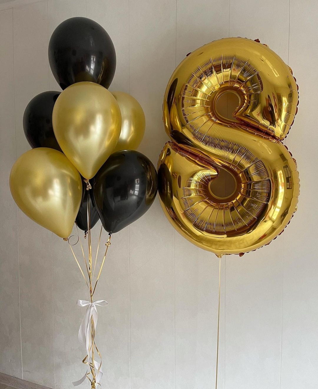 стильные черные и золотые шары с фольгированной цифрой 